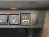 こちらのクルマはUSB接続コネクタも装備されています♪スマホの充電などにお使い下さい。ご旅行中での充電切れも、これなら心配いりませんね!