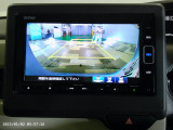 バックカメラの画像です。ガイドラインがスムースな車庫入れをサポートいたします。車庫入れの安心感がアップしますね。