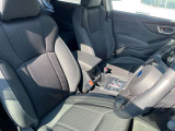 【メモリー機能付パワーシート】質感のいいシートを採用されています。スイッチで運転ポジション変えられるのはとっても楽です!ポジションを記憶することもできるので、ぜひ一度ご覧ください!