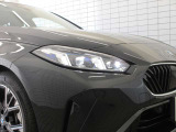 BMWの伝統的なヘッドライト・デザインは『コロナ・リング』と言われる左右4灯ヘッドライトをモチーフにしています。キドニーグリルと相まって、ひと目でBMWだとわかるデザインになっています。