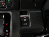 【電子パーキングブレーキ】電子制御のパーキングブレーキと、信号待ちや渋滞に便利なオートブレーキホールドを装備しております。ブレーキペダルから足を離しても自動的に停車状態を保持してくれる便利な機能です