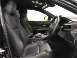 高いホールド性で運転姿勢が安定します。長距離ドライブでも疲れにくいのが魅力です。快適なドライビングライフをお送りください♪