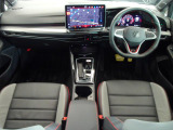 シンプルなデザインと一目でわかるスイッチの配置はPeoples Car=みんなの車という考えの現れです。各スイッチにはバックライトもついており、夜間でも安全に操作して頂けます。