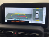 【パノラミックビューモニター】クルマを真上から見下ろした視点で駐車をサポートします!クルマの斜め後ろや真横など、いち早く障害物に気が付くことができます。