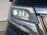 【LEDヘッドライト】悪天候や夜間走行時も良好な視界を確保し安心して運転できる高輝度LEDヘッドライトを装備!点灯速度が早く、消費電力も抑えられています。
