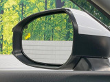 【ブラインドスポットモニター】走行中、ドアミラーの死角になりやすい箇所に後続車が接近するとサイドミラーのレンズに警告を表示!ドライバーに注意喚起をしてくれます。