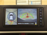 真上から見下ろしたような視点で車とその周囲を確認出来る画面と、車両後方を映し出すバックモニター画面の2つを表示してくれます。