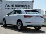 Audiのリヤディフューザーは、車両の後方での空気の流れを整え、乱流を減少させることで、走行安定性を向上させます。またスポーティで洗練された外観を提供し、全体のスタイルに一体感を持たせます。