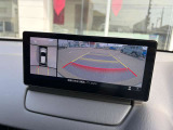 【360&deg;ビュー・モニター】全方位カメラ装備。ドライバーからは見えない領域の危険認知をサポートするシステム。映像は、ドライバーが直感的に理解できるよう人間の目と脳の特性に基づき設計されています。