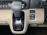 CVT車のセレクトレバーです。低速から高速まで、変速ショックのないスムーズな走りと、エンジン効率のよい領域を維持して燃費にも貢献します。サイドブレーキはスイッチ操作の電子制御パーキングブレーキです。