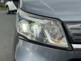 【LEDヘッドライト】悪天候や夜間走行時も良好な視界を確保し安心して運転できる高輝度LEDヘッドライトを装備!点灯速度が早く、消費電力も抑えられています。