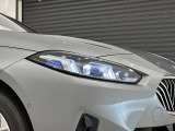アダプティブLEDヘッドライトはステアリングを切った方向を照らします。