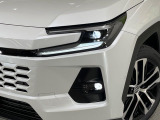【LEDヘッドライト】悪天候や夜間走行時も良好な視界を確保し安心して運転できる高輝度LEDヘッドライトを装備!点灯速度が早く、消費電力も抑えられています。