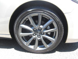 18インチ純正アルミホイールを装備。タイヤサイズは215/45R18となります。