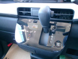 操作しやすいシフトレバーとタッチ式エアコンパネルで運転も楽々です。