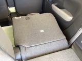 リアシートは簡単に倒すことができるので、ラゲッジルームも広がります。