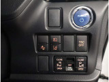 お車のキーはスマートキーです。キーを身につけた状態で車に近づき、ドアロックの解錠や施錠操作が出来ます。雨の日など両手がふさがっている時など、とっても便利ですね。