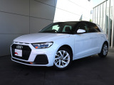 ●一目でAudiとわかる特徴的なシングルフレームグリル・LEDランプ。精悍なフロントマスクからAudiのスマートで上品なブランドを連想させてくれます。女性にも大変ご好評頂いております。
