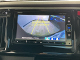 【バックカメラ】運転が苦手な方も車庫入れラクラクです!ギアをリバースに入れれば自動的に切り換わりますので、面倒な操作は不要です♪狭い駐車場もお車を傷つけず安心ですね!
