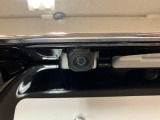 車輌の前後左右に搭載した4つのカメラから取り込んだ画像を合成し、くるまを真上からみているような映像を表示。運転席から確認しにくい車輌周囲の状況を把握できまよ ♪