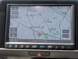 8インチ純正メモリーナビ(VXM-225VFEi)を装着しています。目的地設定やルート案内もスムーズに行えます。