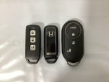 スマートキー付きですからドアロックの開閉およびエンジンスタートが楽々です。電動スライドドアの開け閉めもボタンで操作できます。加えて、純正リモコンエンジンスターター用の操作キーもついています。