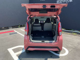 リヤシートは、分割して倒せるので、乗員や荷物に合わせてアレンジ可能です。