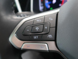 ◆クルーズコントロールにレーダーセンサーを組み合わせ、先行車を測定し設定されたスピードを上限に自動で加減速を行います。一定の車間距離を維持することで、長距離走行でのドライバーの疲労を低減させます。