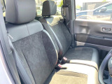 運転席まわりには十分なスペースがあり、大柄な方でもゆったり運転していただける環境です。
