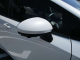 ウインカー付き電動格納式ドアミラー装備してます。対向車には認知され易く、安全につながりますね。