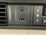 USB入力端子ついてます。USBメモリを接続して音楽ファイル、画像ファイル、動画ファイルなどをナビ画面で楽しめます ※一部のディスプレイオーディオ、CDチューナーの場合は音楽ファイルのみとなります