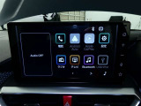 【ディスプレイオーディオ】・・・大型ディスプレイに各種オーディオ機能(AM/FMチューナー、Bluetooth対応)とスマートフォン連携機能を搭載。