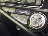 【オートエアコン】一度お好みの温度に設定すれば、車内の温度を検知し風量や温度を自動で調整。暑い&hellip;寒い&hellip;と何度もスイッチ操作をする必要はありません。快適な車内空間には必須の機能ですね♪