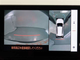 パノラミックビューモニター付きです。車両を上から見たような映像をモニター画面に表示。運転席からの目視では見にくい、車両周辺の状況をリアルタイムでしっかり確認できます。