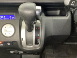 4速AT車のセレクトレバーです。低速から高速までスムーズな走りを実現するとともに、エンジン効率のよい領域を維持することで燃費にも貢献します。