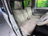 運転席まわりには十分なスペースがあり、大柄な方でもゆったり運転していただける環境です。