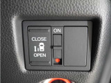 【パワースライドドア】Hondaスマートキーや運転席にあるスイッチ、ドアハンドルの操作で自動開閉。荷物の多いときなどに便利です。挟み込み防止機能もあり、お子さまの乗り降りも安心。