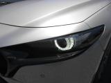 アダプティブLEDヘッドライトは30km/h以上で前方・対向車の部分のみ減光して照射することで相手ドライバーをまぶしくさせることなく明るい視界を確保し、95km/h以上ではヘッドランプの照射角度を上に