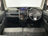 【インパネ】運転のしやすさを最優先に設計された見晴らしの良いフロントビュー。車両間隔が掴みやすく狭い道でも安心♪「安全」と「品質」を最優先に、安心してお乗りいただけるクルマを提供いたします。