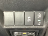Hondaセンシング用の、VSA(ABS+TCS+横滑り抑制)解除と路外逸脱抑制機能のオンオフスイッチなどはハンドルの右側に装備しています。