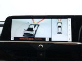 サイドクリアランスビュー表示中に、旋回時の運転操作に合わせて自動で車両を斜め後方から見たような映像を表示。