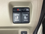 リアドアは乗り降りに便利な両側電動スライドドアです。また運転席に座っていながらスイッチ操作で自在にスライドドアを開け閉めできます。