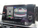 車を上から見下ろしているかのような映像で周囲の状況を確認できるアラウンドビューモニター。狭い駐車場や駐車が苦手な方でも安心。