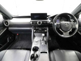 上質で落ち着いた印象のインパネ。視界も広々で運転しやすいです。