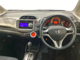 車内は光触媒抗菌消臭施工済です。スタイリッシュなデザインでスポーティなインパネ周りを演出します。グローブボックスやカップホルダーのほかにトレーなどたくさんの収納スペースが付いています。