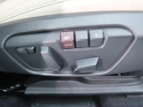 【メモリー機能付きパワーシート】運転手が代わってもボタン一つで設定ポジションに。常にご自身のドライブ設定が整います。