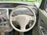 インテリアに合わせたデザインのステアリングは、運転される方のことも考え、運転しやすい形状、大きさです。是非一度、実際に触ってお確かめください。