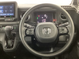 【ハンドル】運転にかかわる様々な操作を安全に行えるように視点移動が少なく操作性に配慮されたスイッチ類が凝縮されたコックピットです。