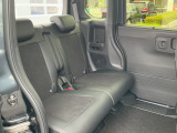 ずらして、倒して、はね上げて。変化するシートで使いやすさをアレンジ。前席との距離や荷室長を、左右席で別々に調節できるスライドリアシート。操作は荷室側からも簡単に行えます。