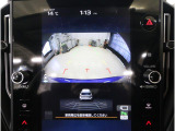 ■リヤビューカメラの映像です。ステアリング連動ガイドラインが、後退時の予想進路を表示し、運転のサポートを致します。